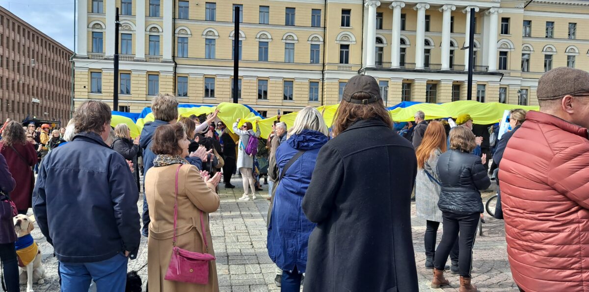 Ihmisiä seisoo Senaatintorilla, jossa on ekumeeninen rukoushetki Ukrainan ja maailman rauhan puolesta.